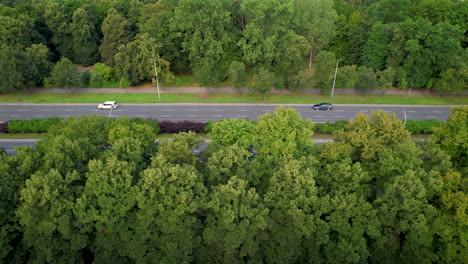 La-Panorámica-De-Camiones-Con-Drones-Revela-Automóviles-En-Una-Autopista-De-Varios-Carriles,-Espacio-Para-Texto