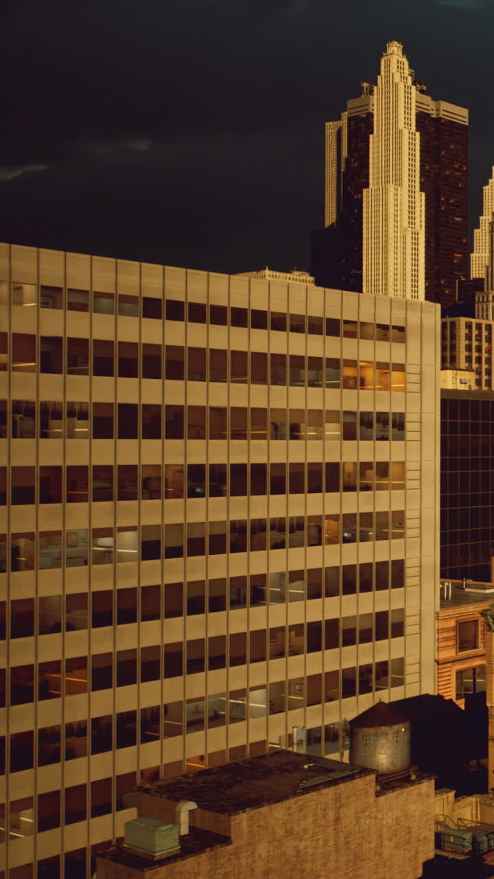 Vista di un edificio con finestre e skyline durante la sera in città