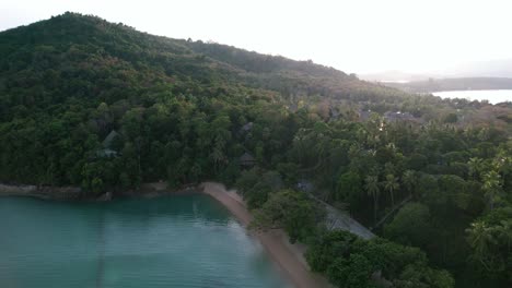 Playa-Tropical-De-Arena-Blanca-En-Un-Complejo-Isleño-Privado-En-Tailandia-Al-Atardecer,-Antena