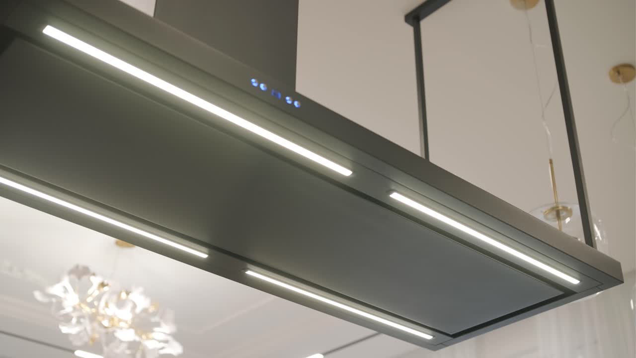 luces colgantes de vidrio minimalistas con acentos dorados suspendidas en una cocina moderna con tiras de led