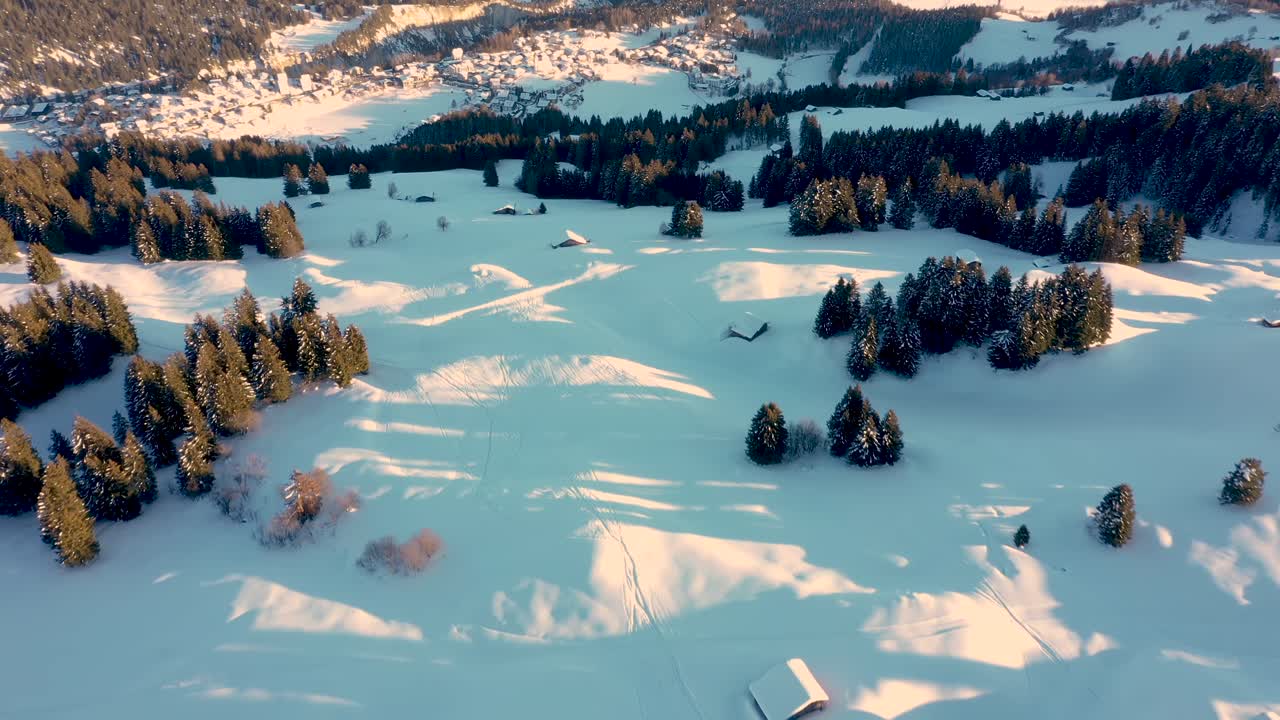 vista aérea superior del bosque nevado y el invierno en las montañas y la famosa vista aérea de la estación de esquí de invierno