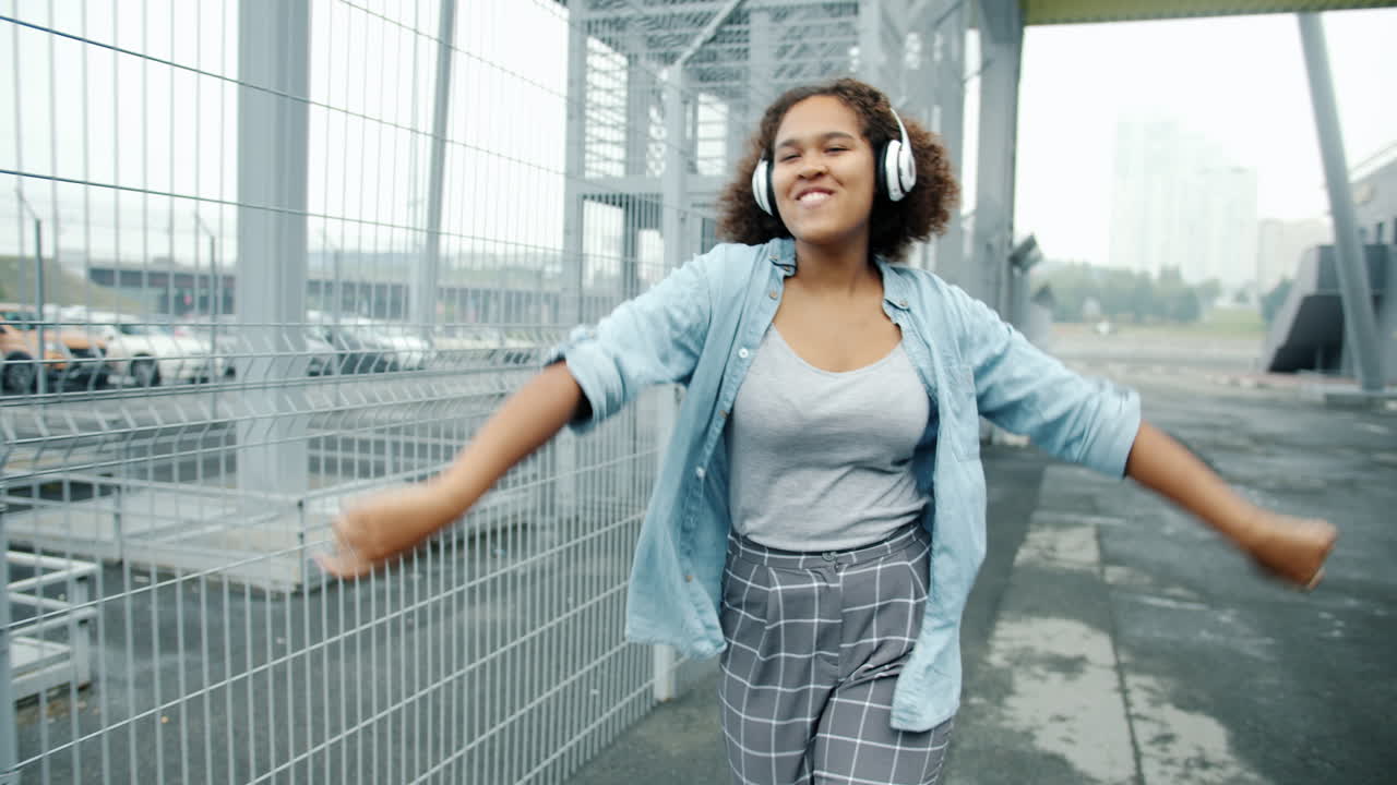 mujer bailando en la ciudad