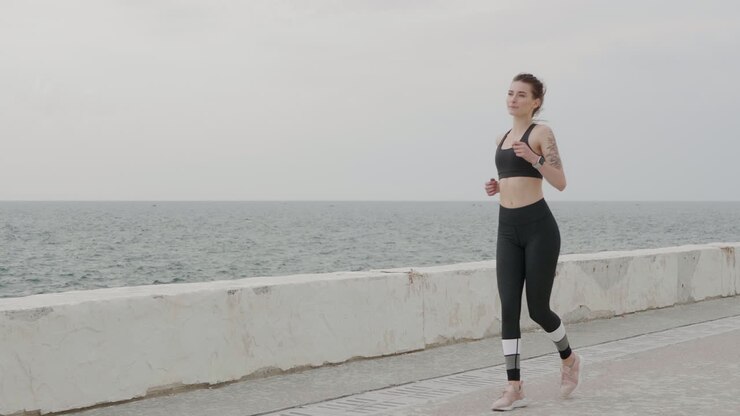 Donna caucasica che fa sport all'aperto