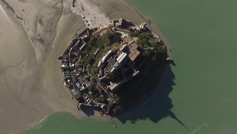 isla de mont saint michel durante la marea baja, normandía en francia