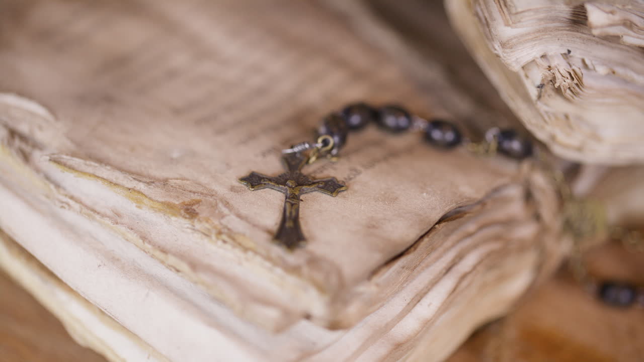 고대 학자 들 이 은 두루마리 와 문서 들 에서 종교적 문헌 을 연구 하는 것 - 역사 와 신앙