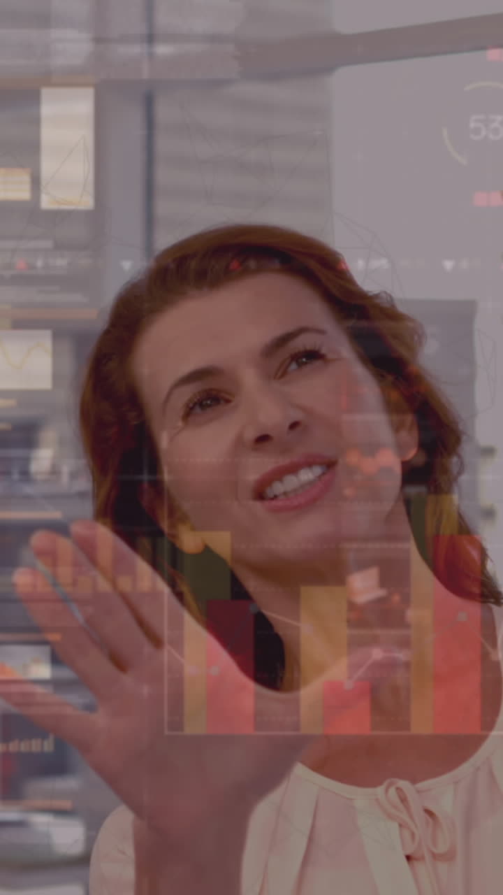 animación del procesamiento de datos financieros sobre personas de negocios en la reunión