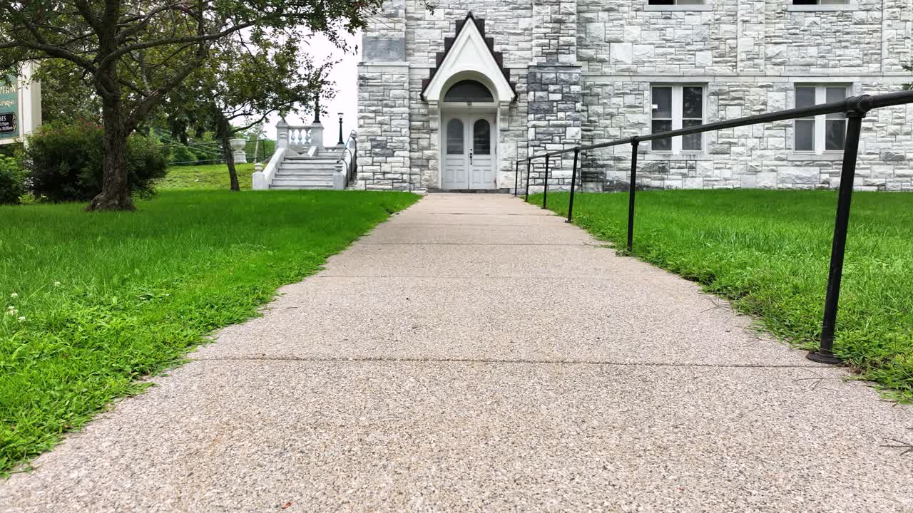 baja altura hacia adelante empujar hacia la iglesia