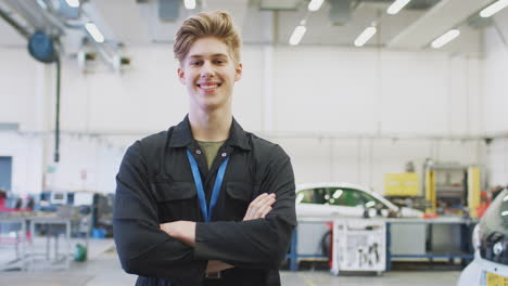 Porträt-Eines-Männlichen-Studenten,-Der-An-Der-Hochschule-Eine-Ausbildung-Zum-Automechaniker-Absolviert