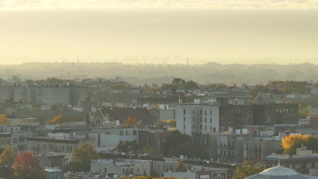 Ilmakuva Brooklynista auringonnousun aikaan. Kuvattu syysaamuna New Yorkissa.