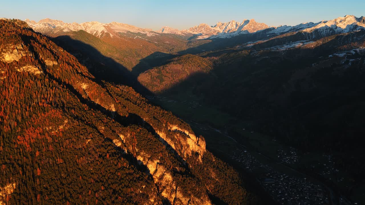 Zbocza i dramatyczne wapienne szczyty Doliny Val di Fiemme o zachodzie słońca w Trentino we Włoszech. Ujęcie z drona