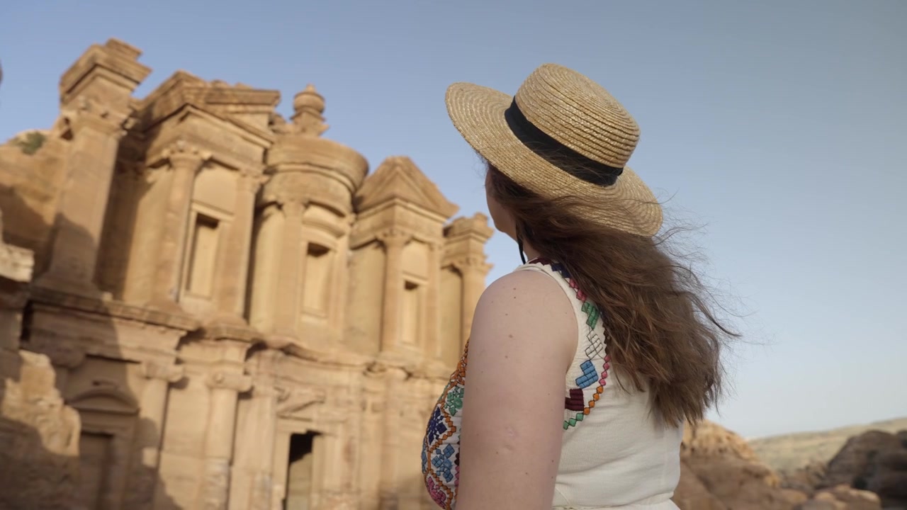 Turista de chapéu de palha aproveita o Mosteiro Ad Deir na antiga Petra