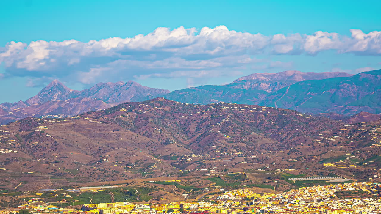 raro pueblo en el sur de españa, paisaje de la zona rural de málaga, timelapse al mediodía