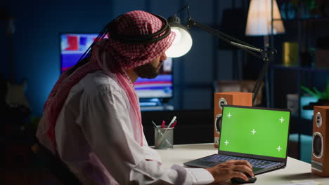 hombre navegando en una computadora portátil de pantalla verde