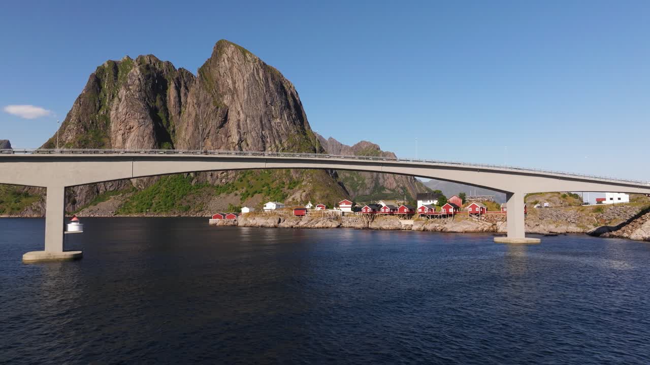 Filmisk drönarbild över Hamnøy, Lofoten, Norge