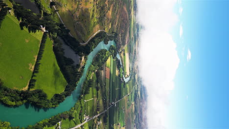 vista aérea vertical del estanque de pinders, con el río clutha cruzándolo.