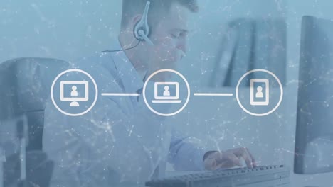 animazione di una rete di connessioni e icone su un uomo d'affari che indossa un auricolare