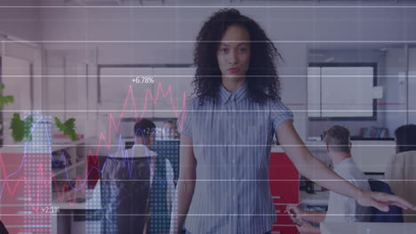 animación de la interfaz que muestra gráficos e información con empresarias y colegas en la oficina