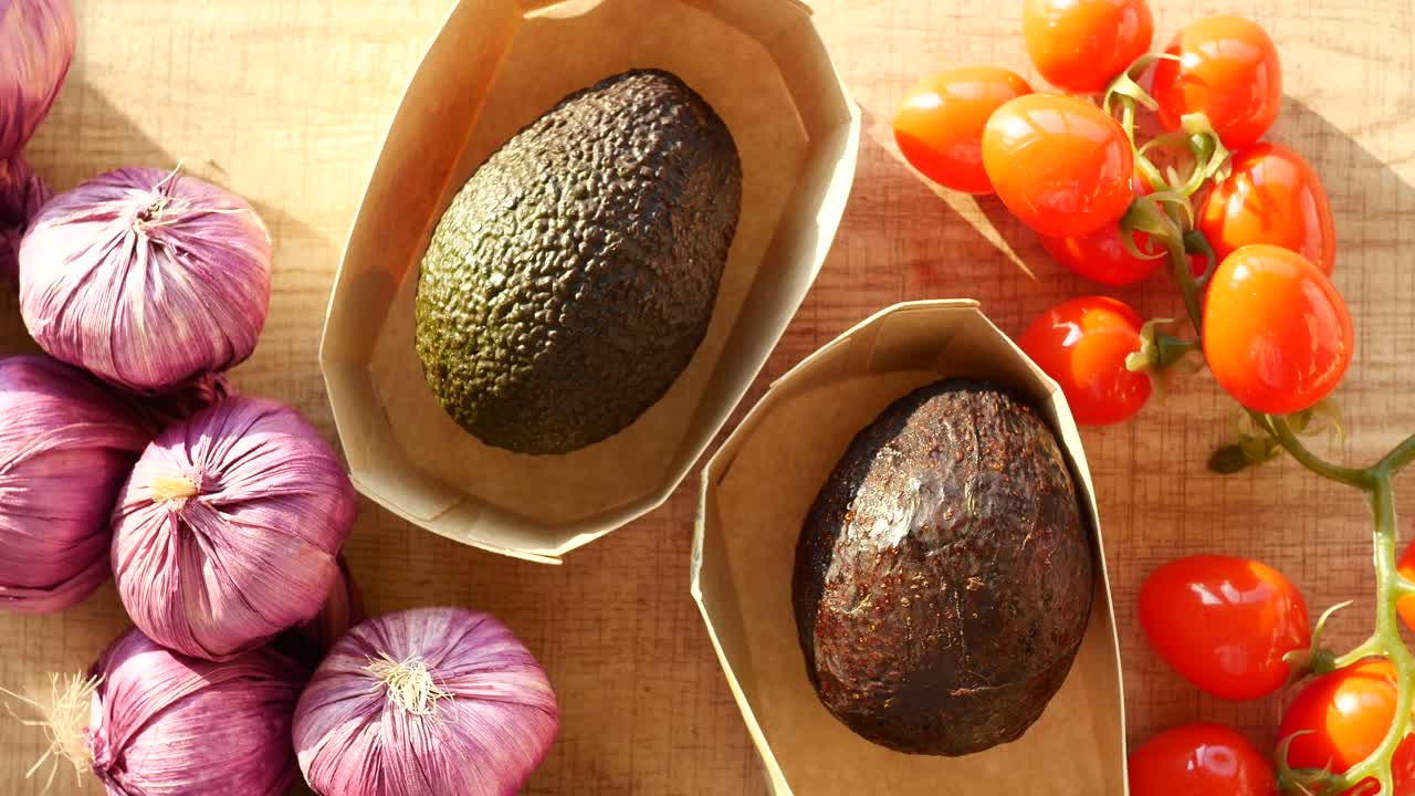 Prodotti freschi: Avocado, pomodori e aglio