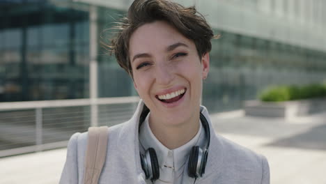 retrato de una hermosa joven mujer de negocios ejecutiva riendo feliz disfrutando de una nueva carrera corporativa en la ciudad