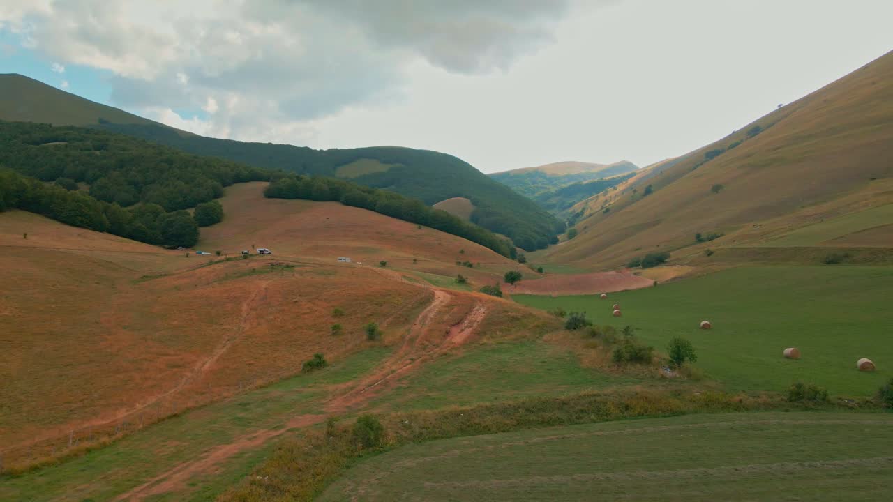 Panoramisch uitzicht over het platteland met bergen en heuvels