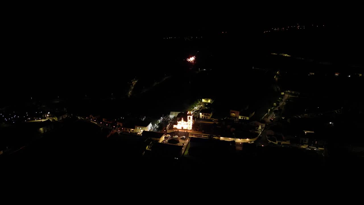coloridos fuegos artificiales explotan sobre la iglesia de algarvia para celebrar la pascua