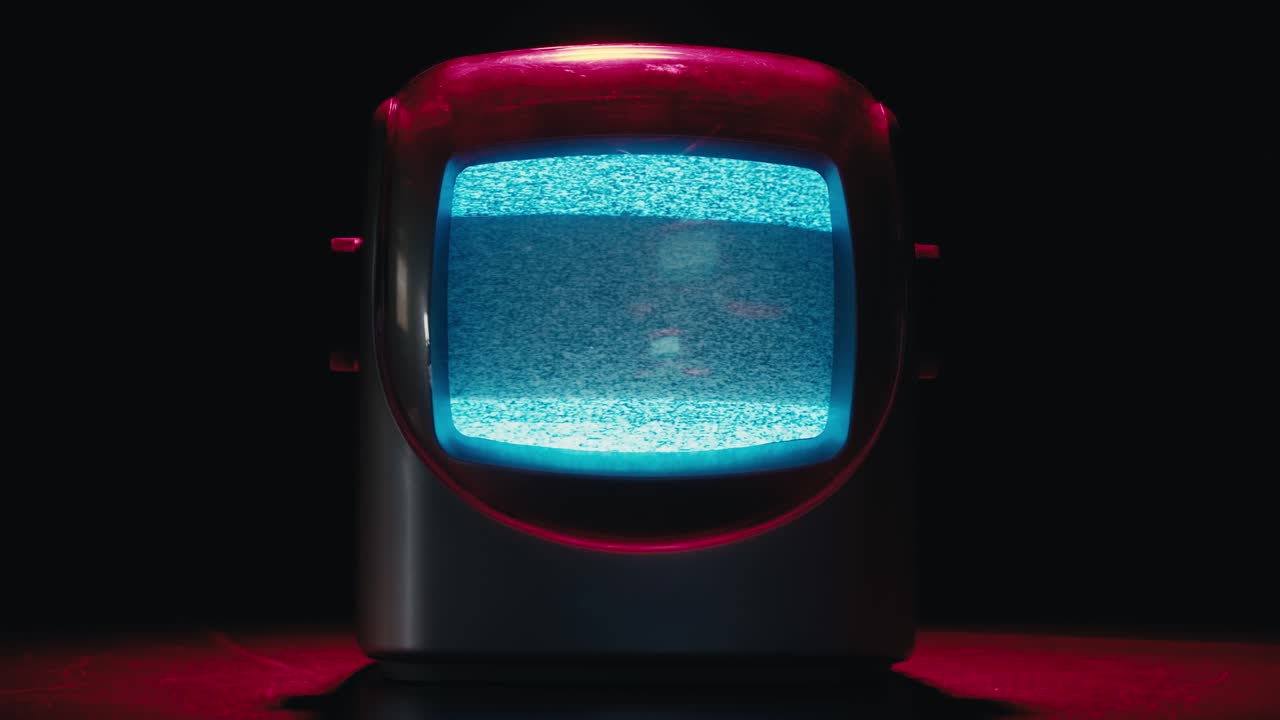 tv retro, televisión vintage en una configuración nostálgica, una tv retro muestra grano en la pantalla, dispositivo aterrador de la noche de halloween bueno para la llave de croma y la pantalla verde. imágenes de alta calidad 4k