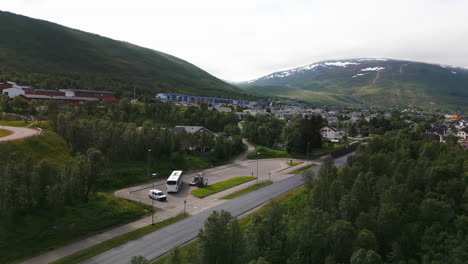 Conducción-De-Autobuses-Con-Vistas-Panorámicas-A-Las-Montañas-En-Tromso,-Noruega