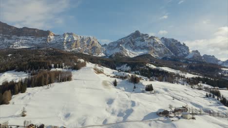 Drone-Vista-Panorámica-De-Invierno-Del-Nevado-Val-Badia-Del-Parque-Nacional-Dolomitas-De-Trentino-Alto-Adige-En-Italia