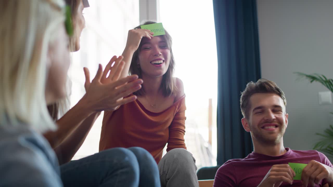 grupo de amigos jugando un juego
