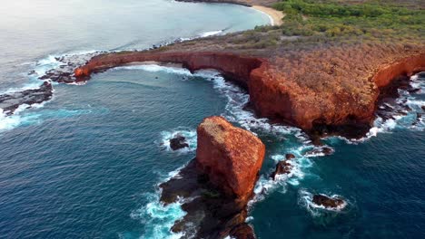 Vista-Aérea-Escénica-De-La-Ensenada-Puu-Pehe-Con-La-Icónica-Roca-Cariñosa,-Lanai,-Hawaii