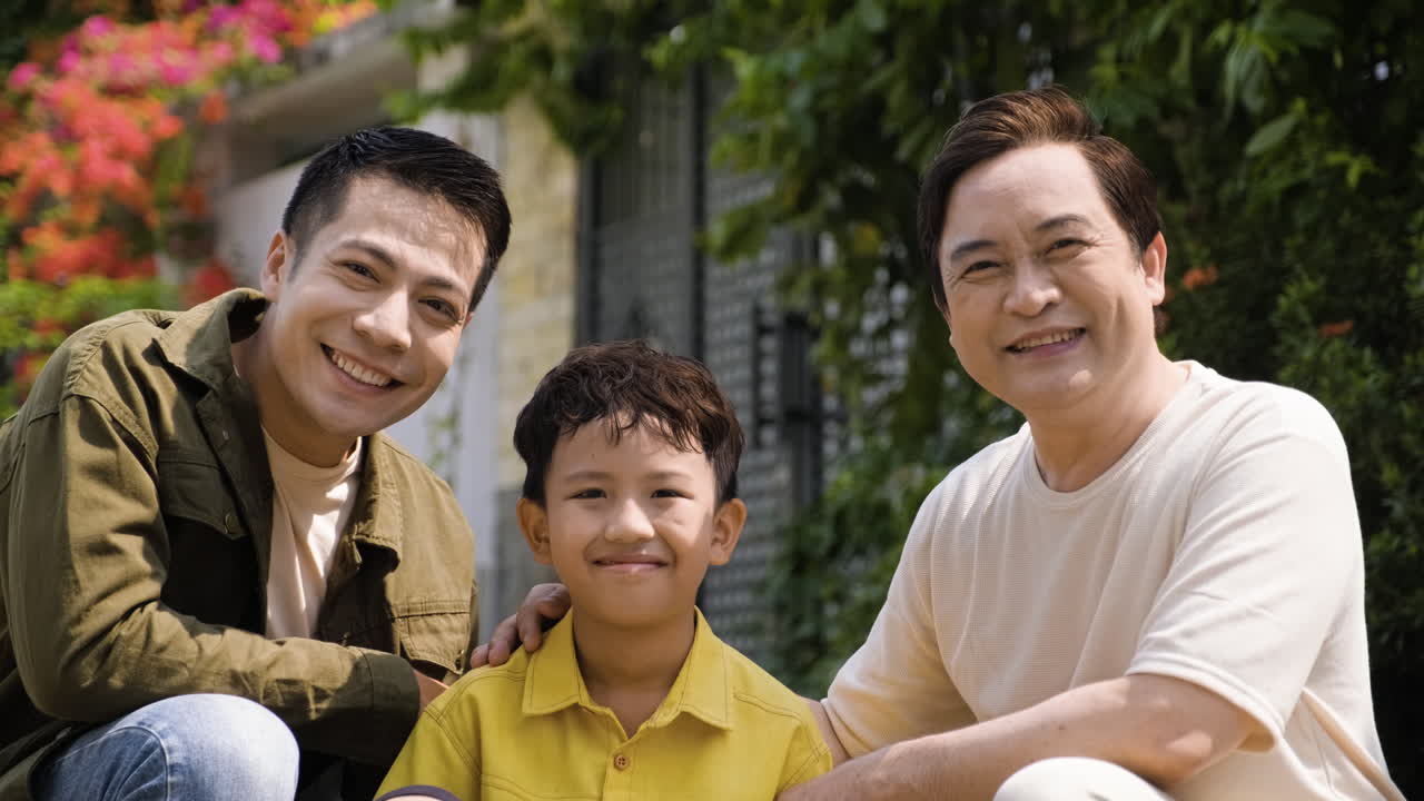 아시아 남자와 소년 야외