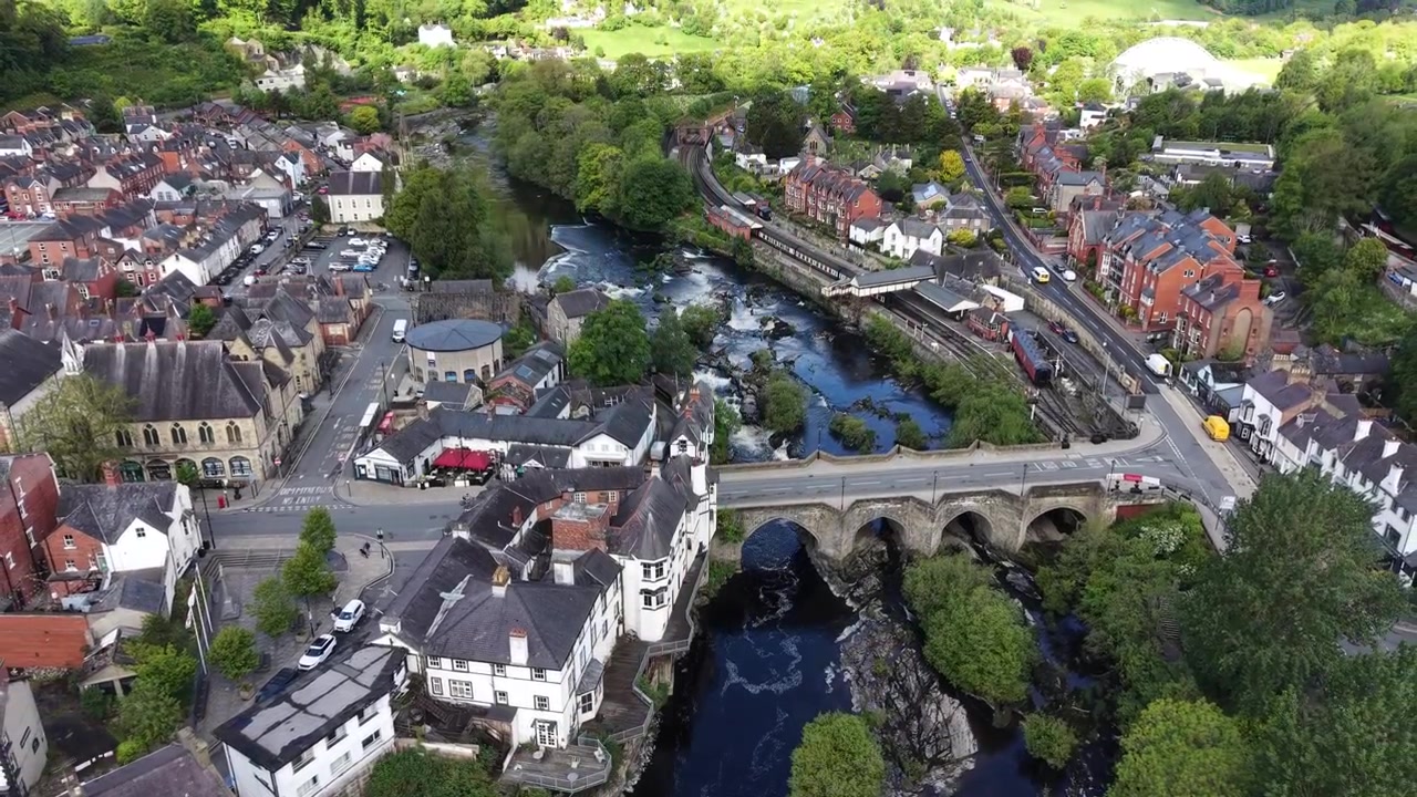 Ripresa aerea con drone in allontanamento che rivela il Ponte di Llangollen sul Fiume Dee nel Galles del Nord.
