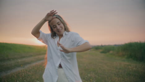 Frau-Tanzt-In-Der-Abenddämmerung-Im-Freien