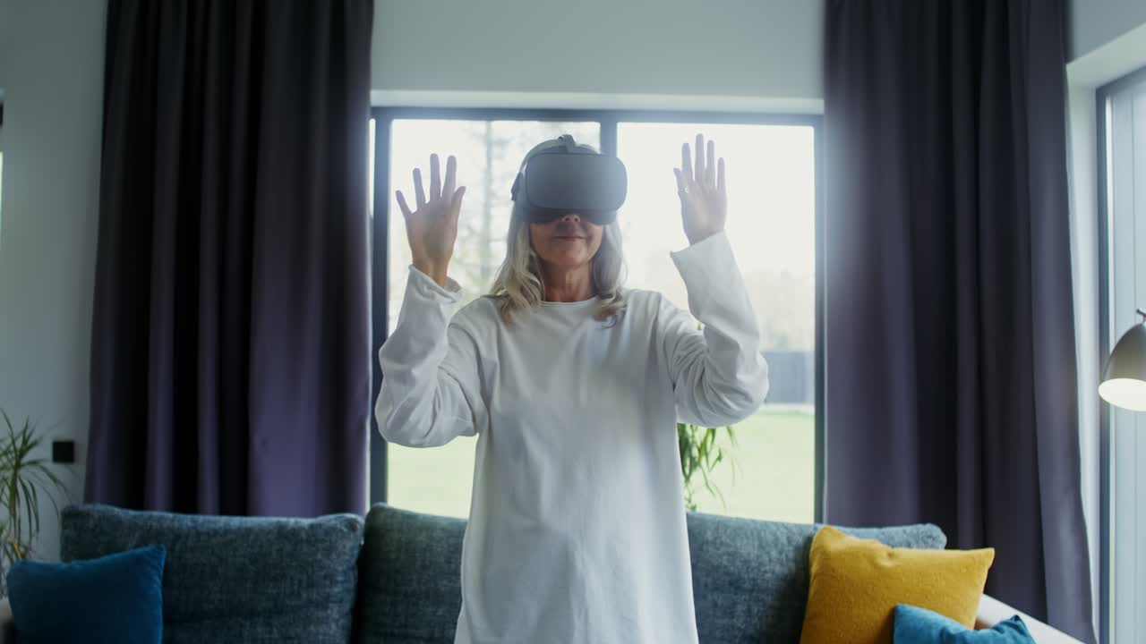 가정에서 vr 헤드을 사용하는 여성