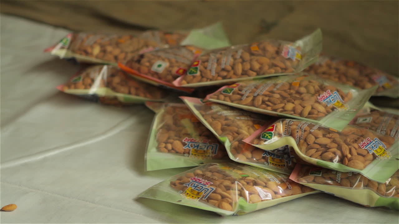 말린 아몬드를 생산하고 포장하는 아프가니스탄의 한 공장에서 일하는 여성