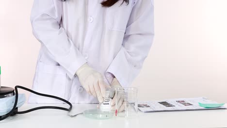 científico en bata de laboratorio llevando a cabo un experimento