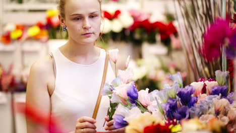 Schöne-Junge-Dame,-Die-Frische-Blumen-Kauft