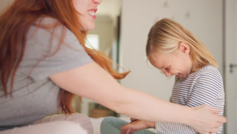 Madre,-Niña-Y-Riendo-Por-Cosquillas