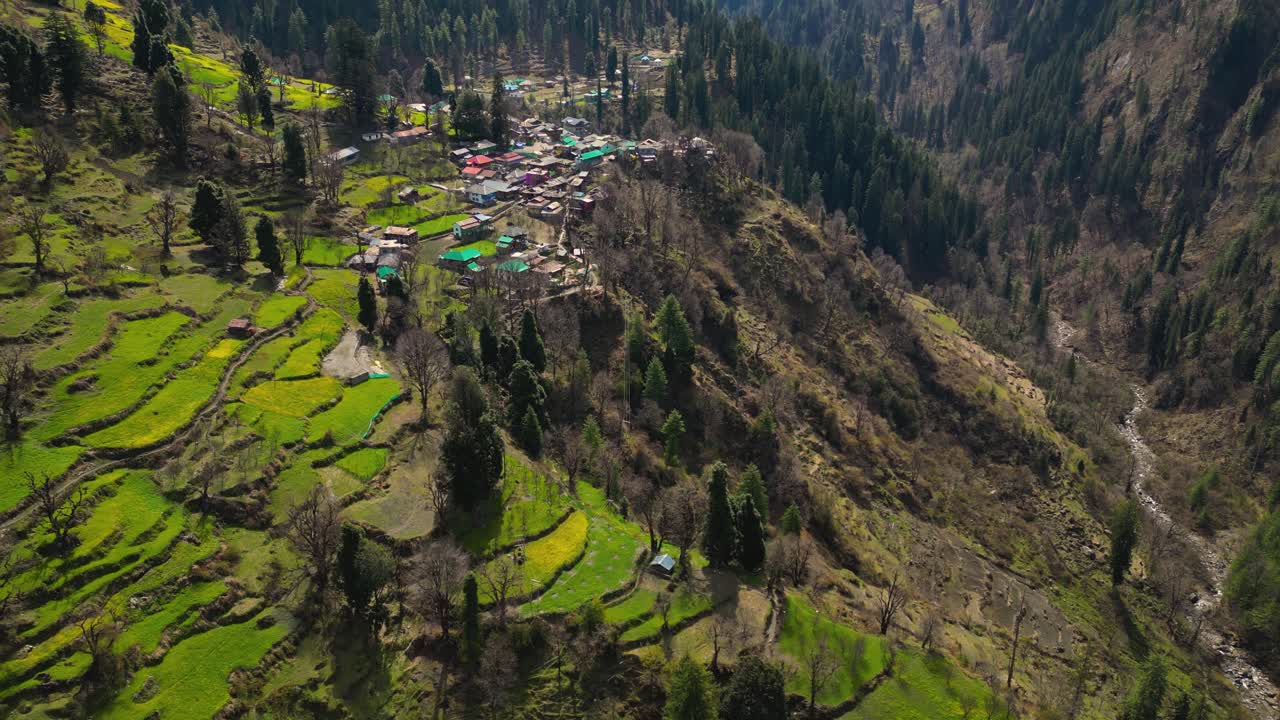 casas en la cima de la montaña - toma aérea de la aldea de grahan - himachal pradesh - kasol, india