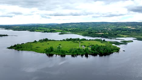 Ubicaciones-En-Irlanda-Isla-Sagrada-Lago-Derg-Drone-Paisaje-De-La-Isla-Un-Oasis-Verde-En-Medio-Del-Río-Shannon