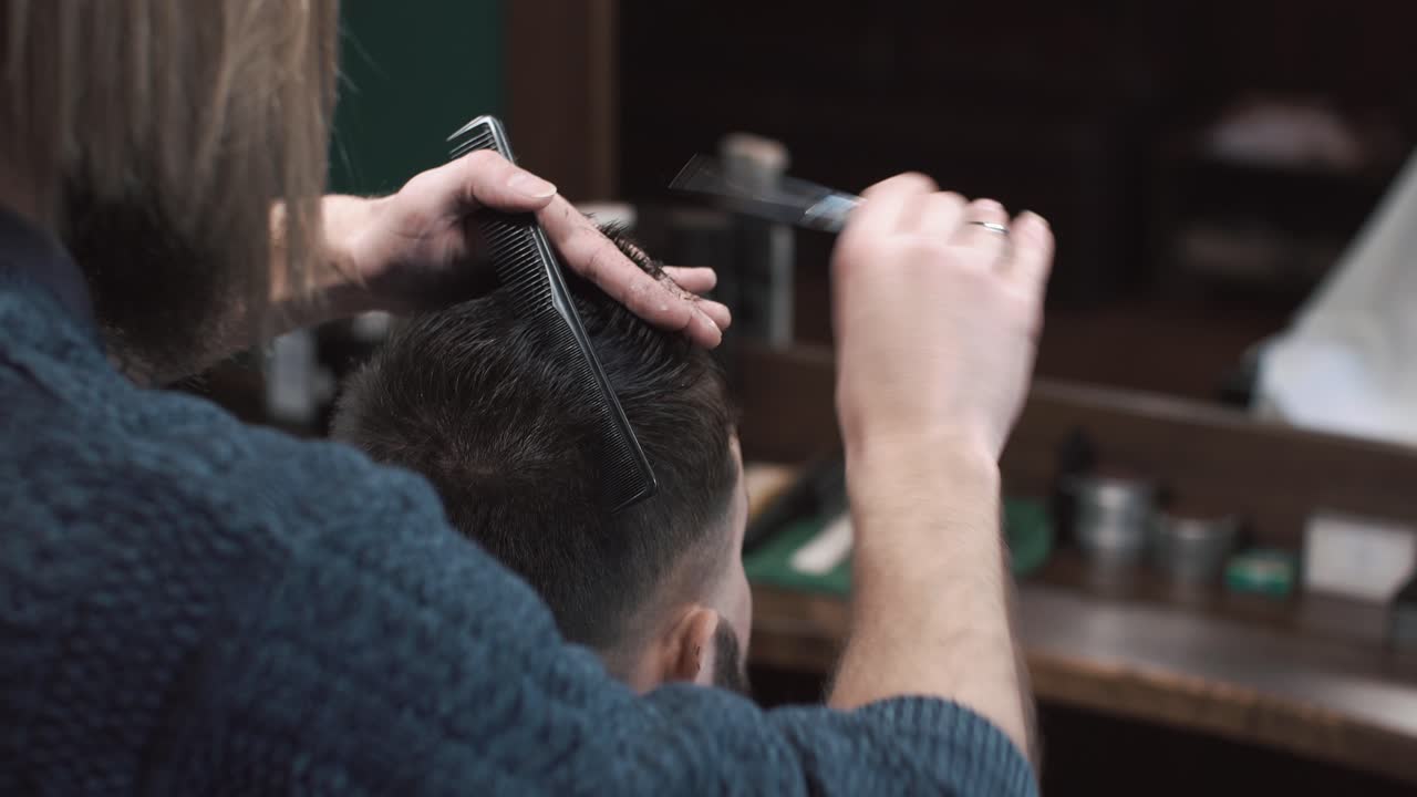 Barber klipper en kundes hår i en barbershop
