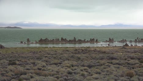 Las-Formaciones-De-Calcio-Llamadas-Toba-Emergen-De-Mono-Lake-California-En-Un-Día-Tormentoso-En-Las-Sierras-2