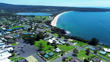 Drohnenantenne-über-Wohnhäusern-Und-Gewerbegeschäften,-Ferienstadt,-Straßen,-Straßen,-Aslings-Beach,-Twofold-Bay,-Eden,-Südküste-Australiens