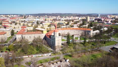la ciudad de ostrava y el arco de porubsky en estilo realismo socialista en verano en la república checa