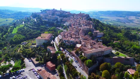 Majestätische-Luftaufnahme-Von-Oben-Flug-Montepulciano-Toskana-Mittelalterliches-Bergdorf