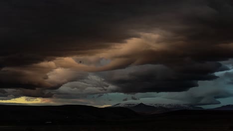 verschiedene 4k-zeitraffer von besonderen wolkenformationen, die die vielen formen und tänze der natur zeigen