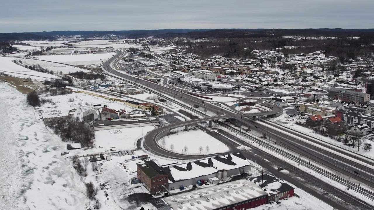 Vista aerea di strade innevate e di un'area residenziale ad Alvangen lungo il fiume Gota älv