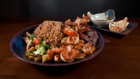 cena hibachi surf and turf, bistec de langosta, camarones, vieiras, arroz frito, verduras mixtas con albóndigas, control deslizante 4k