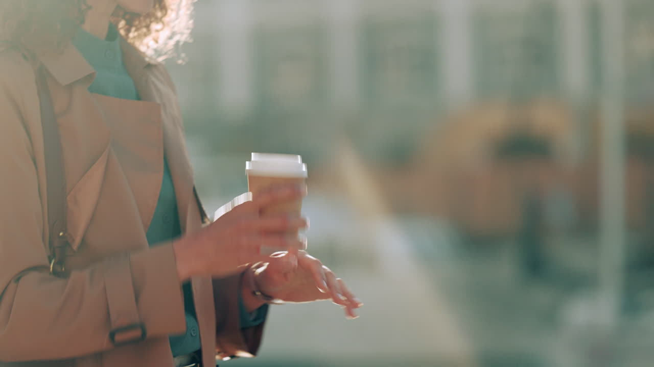 rápido, ver el tiempo y la mujer de negocios caminando