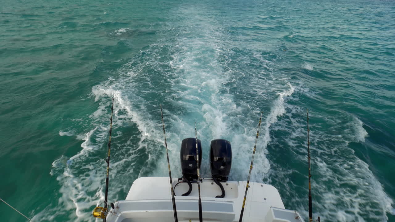 Lancha motora con aparejos de pesca navegando en el océano